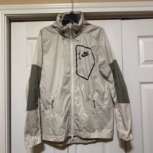 Men’s :Unisex NIKE Cream and Olive windbreaker, size medium like new